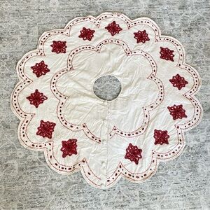 Kim Seybert Tidings Christmas Tree Skirt Natural Red Beaded Embroidered Scallop